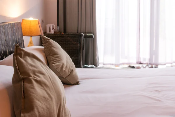Классическая спальня в отеле — стоковое фото