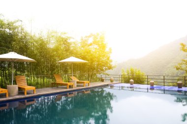 Otel havuzu resort sandalyede şemsiye