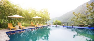 Otel havuzu resort sandalyede şemsiye