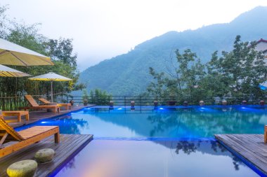 Otel havuzu resort sandalyede şemsiye