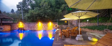 Otel havuzu resort sandalyede şemsiye