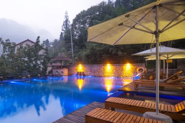 Otel havuzu resort sandalyede şemsiye