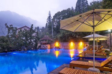 Otel havuzu resort sandalyede şemsiye