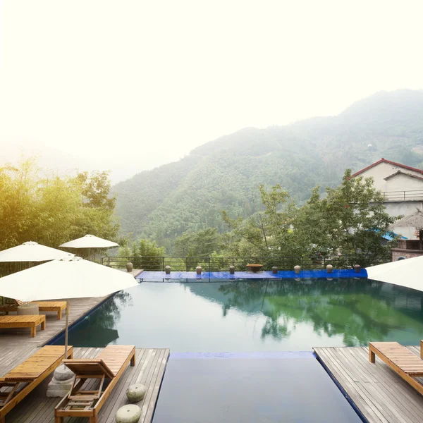 Sedia ombrellone in hotel pool resort — Foto Stock