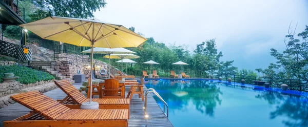 Silla de paraguas en hotel piscina resort — Foto de Stock