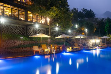 Otel havuzu resort sandalyede şemsiye