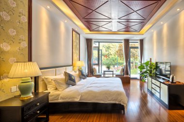 otel hazırlanan taze yatakta