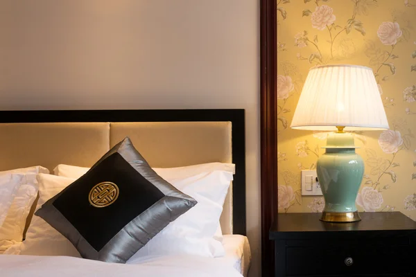 Beredda färska säng i hotel — Stockfoto