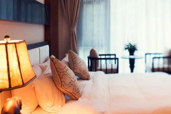 Приготовленная свежая кровать в отеле — стоковое фото