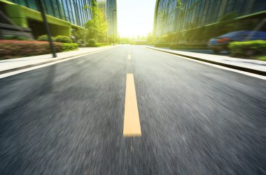 Morden şehrinde asfalt yol