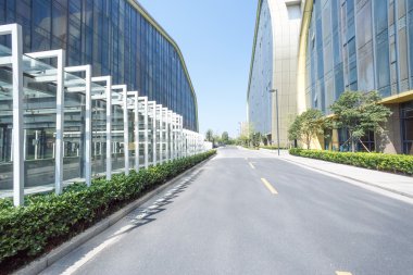 Morden şehrinde asfalt yol