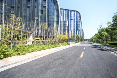 Morden şehrinde asfalt yol