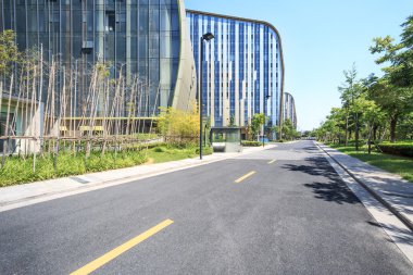 Morden şehrinde asfalt yol