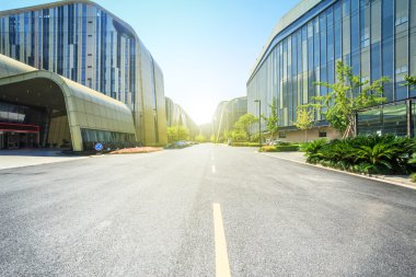 Morden şehrinde asfalt yol