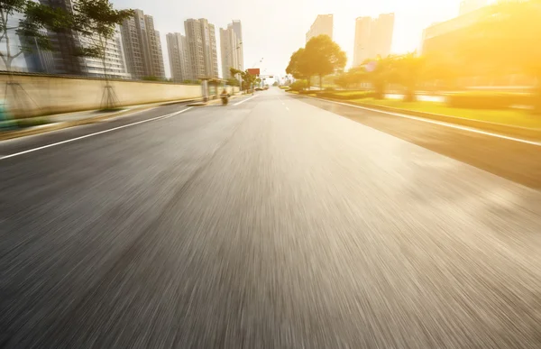 Camino de asfalto en la ciudad de la mañana — Foto de Stock