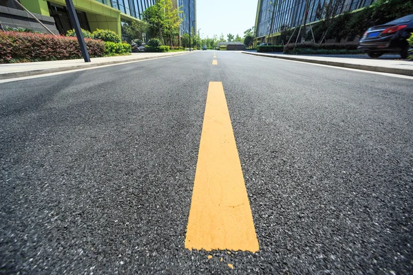 Strada asfaltata nella città di Morden — Foto Stock