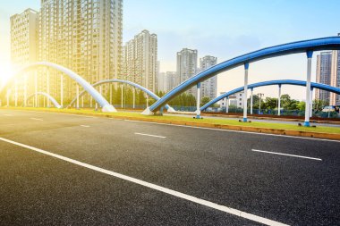 gün batımında binalar boş yol