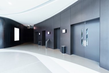 alışveriş merkezi salonunda Asansör