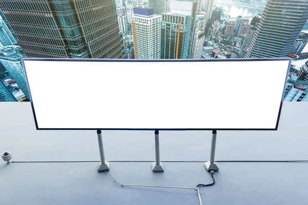 Stadsbilden genom fönstret med vit tavla — Stockfoto