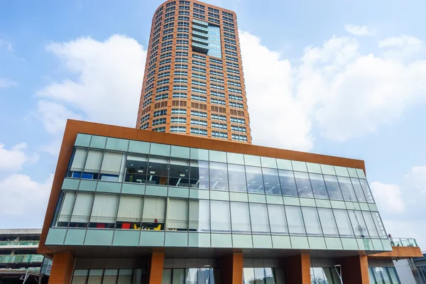 Edificio con ventanas de cristal — Foto de Stock