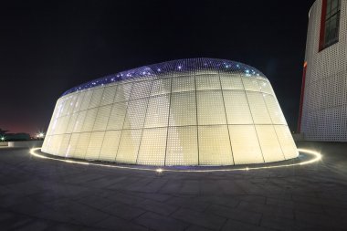 Modern Binası gece