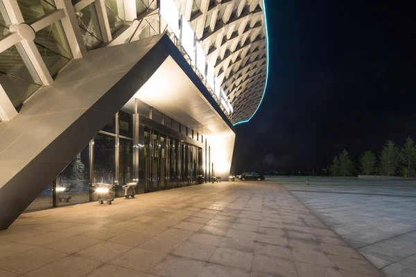 Edificio moderno por la noche — Foto de Stock