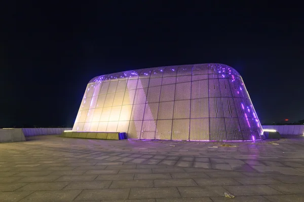 Edifício moderno à noite — Fotografia de Stock