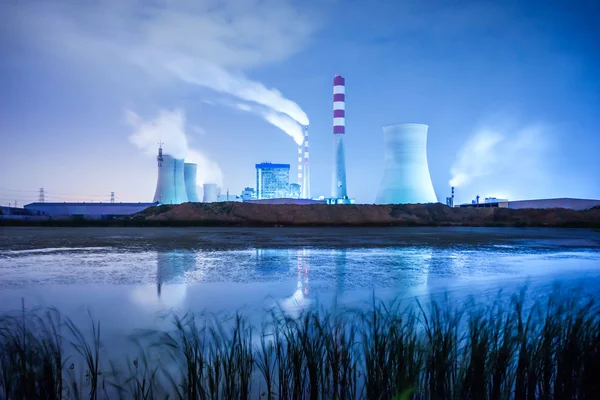 Landschap van de fabriek, waterfront — Stockfoto