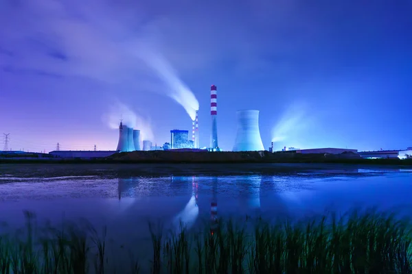 Landschap van de fabriek, waterfront — Stockfoto