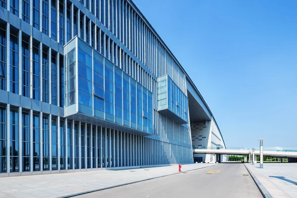 Buitenkant van het gebouw met weg — Stockfoto