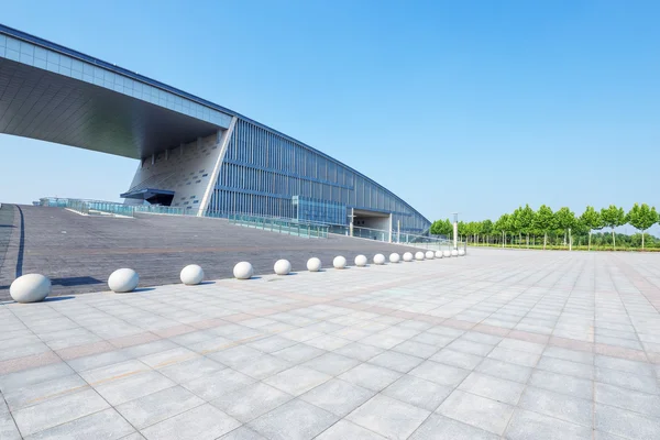 Chão vazio com exterior do edifício — Fotografia de Stock