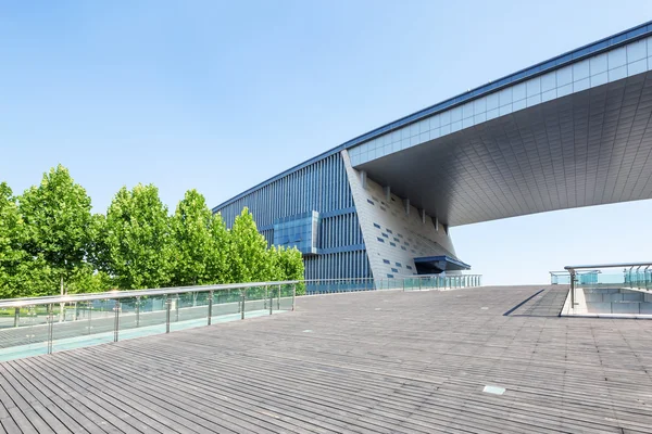 Chão vazio com exterior do edifício — Fotografia de Stock