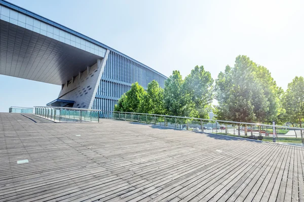 Prázdná země s budováním exteriér — Stock fotografie