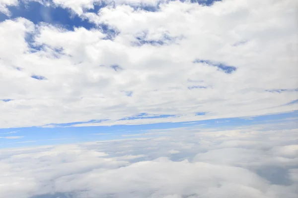 Ciel bleu avec nuages — Photo