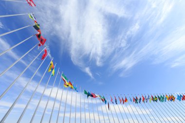 Mavi gökyüzü Bayraklarda