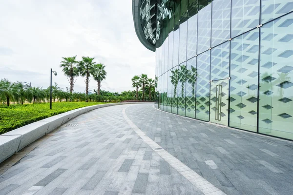 Edificio moderno esterno con strada vuota — Foto Stock