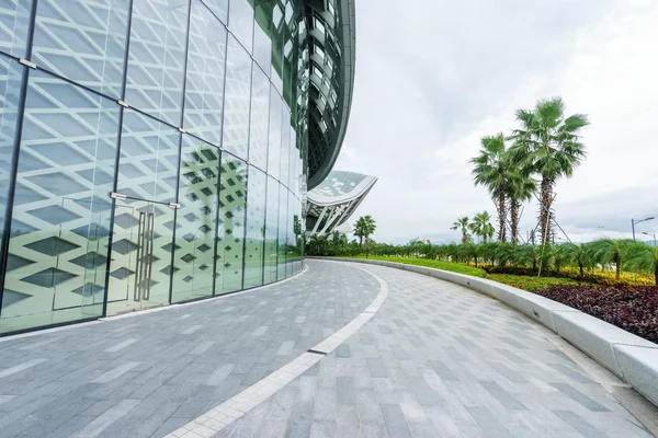 Modern building exterior with empty road — Stock Photo, Image