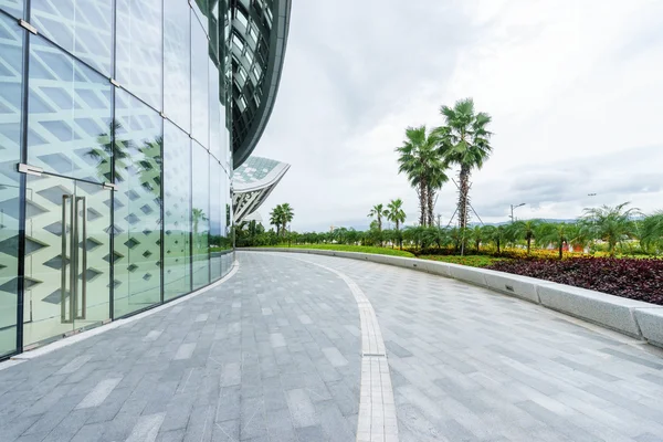 Moderno edificio exterior con camino vacío — Foto de Stock