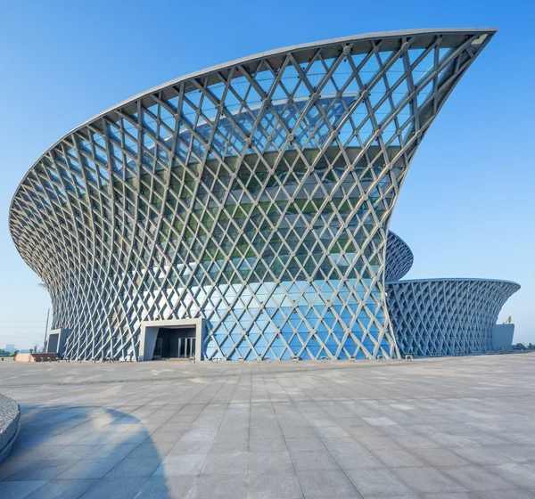 Modern gebouw buitenkant met lege grond — Stockfoto