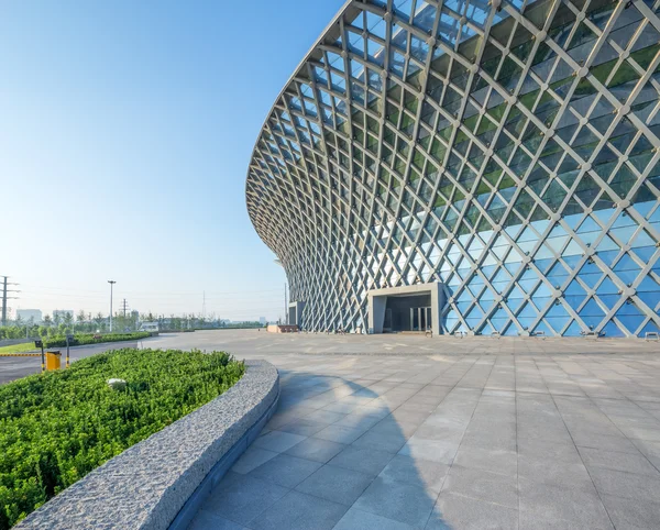 Moderno edificio exterior con suelo vacío —  Fotos de Stock