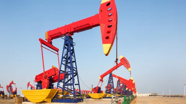 Нефтяное месторождение с большим количеством насосных установок — стоковое фото