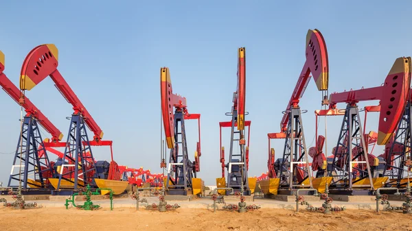 Нефтяное месторождение с большим количеством насосных установок — стоковое фото