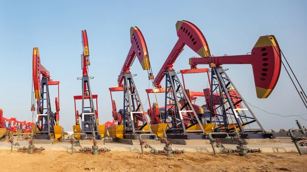 Ölfeld mit vielen Pumpeneinheiten — Stockfoto