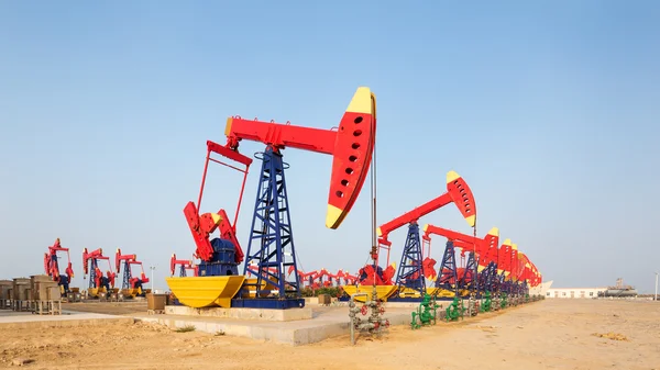 Vista de campo petrolífero com muitas unidades de bomba — Fotografia de Stock