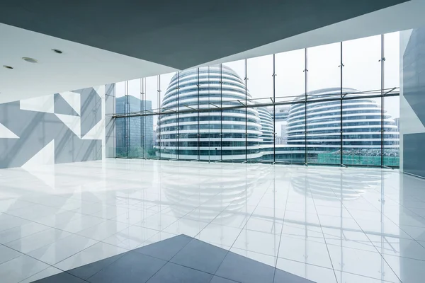 Binnenaanzicht van het moderne gebouw met venster — Stockfoto