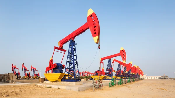 Paisaje de campo petrolífero con unidades de bomba — Foto de Stock