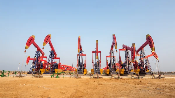 Paisagem de campo petrolífero com unidades de bomba — Fotografia de Stock