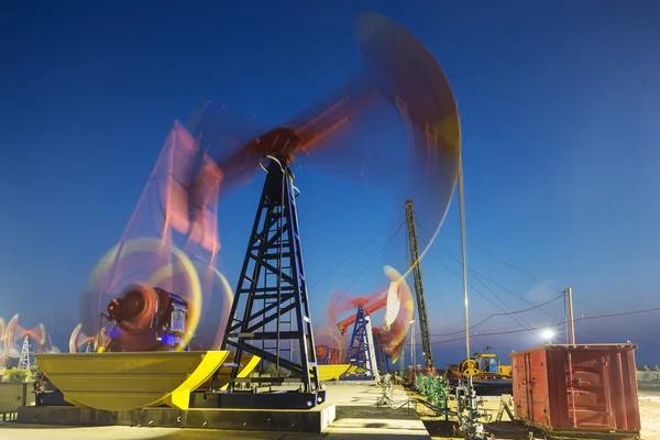 Plataforma petrolífera de trabajo del yacimiento petrolífero día y noche —  Fotos de Stock