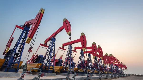 Equipamento de óleo de trabalho de campo petrolífero dia e noite — Fotografia de Stock