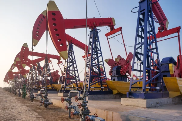 Equipamento de óleo de campo petrolífero dia e noite — Fotografia de Stock